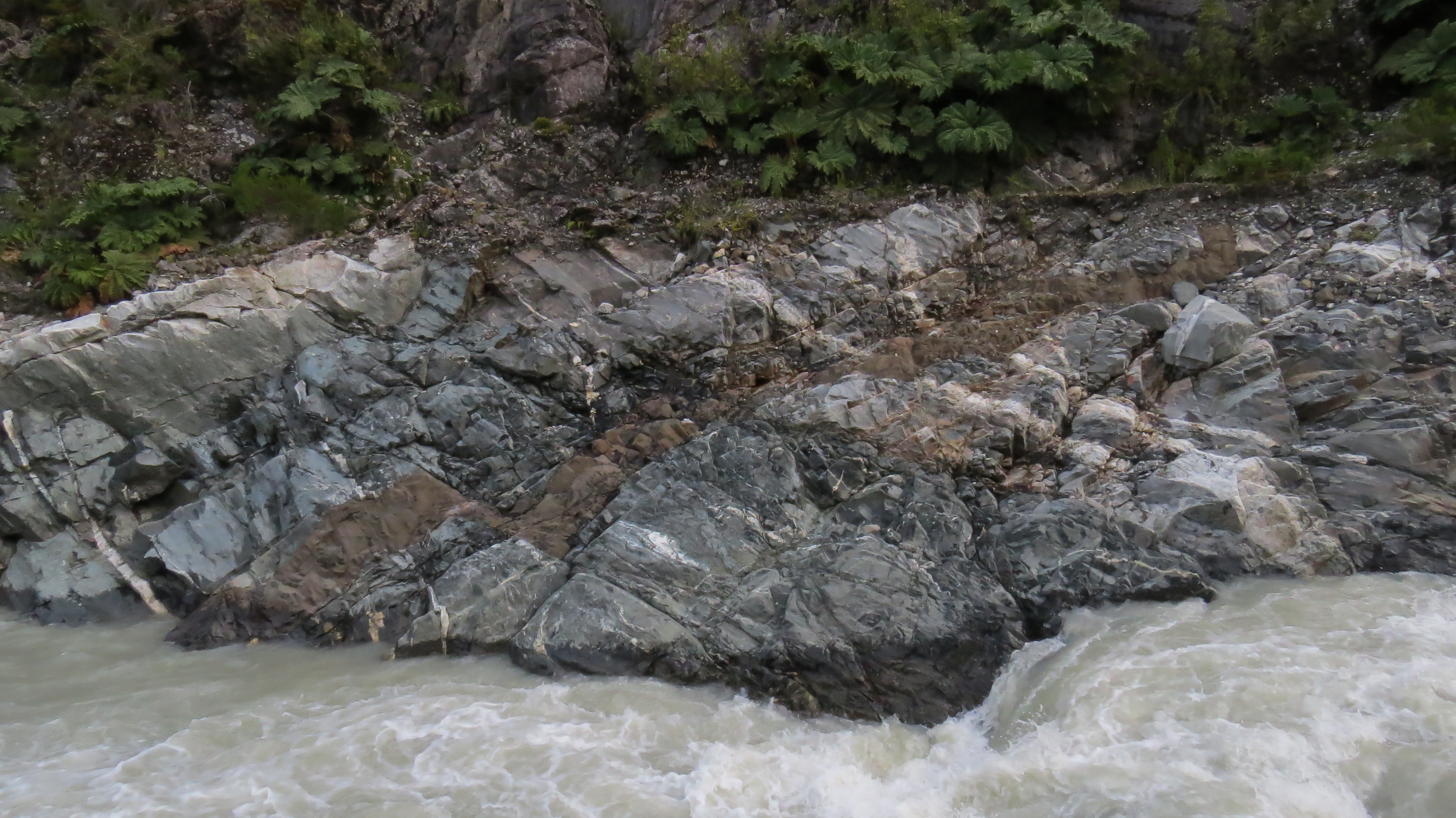 Afloramiento rocoso junto a cauce fluvial de alta energia