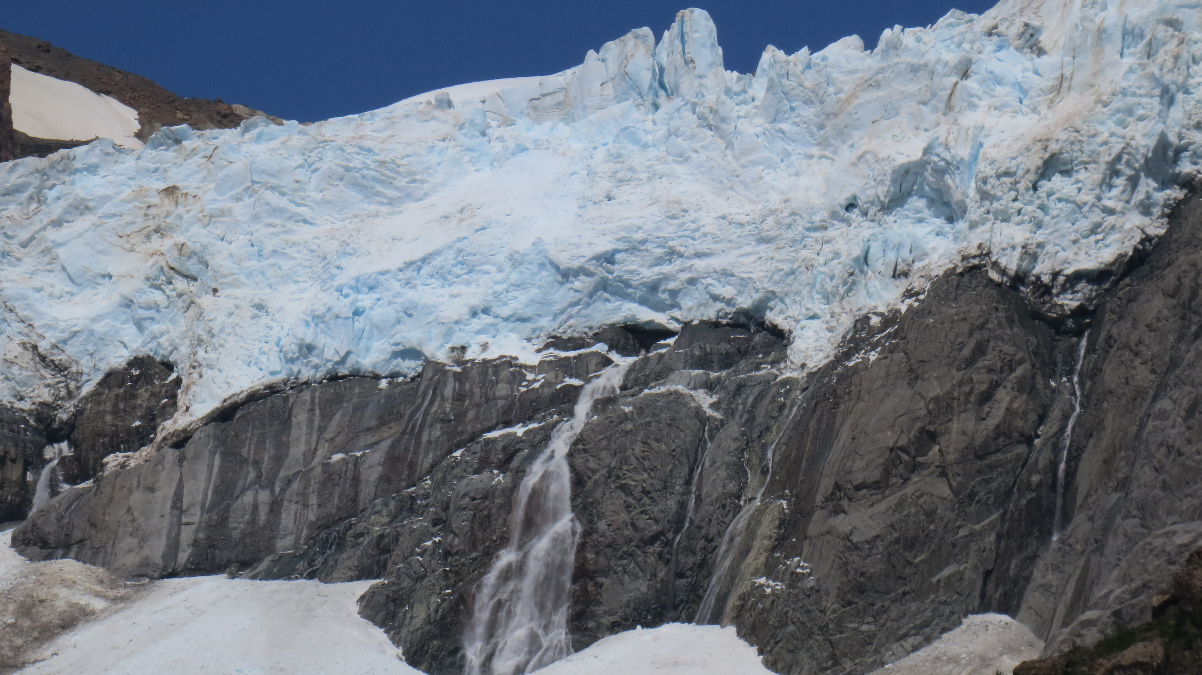Glaciar con paredes rocosas y cascadas de deshielo en Patagonia