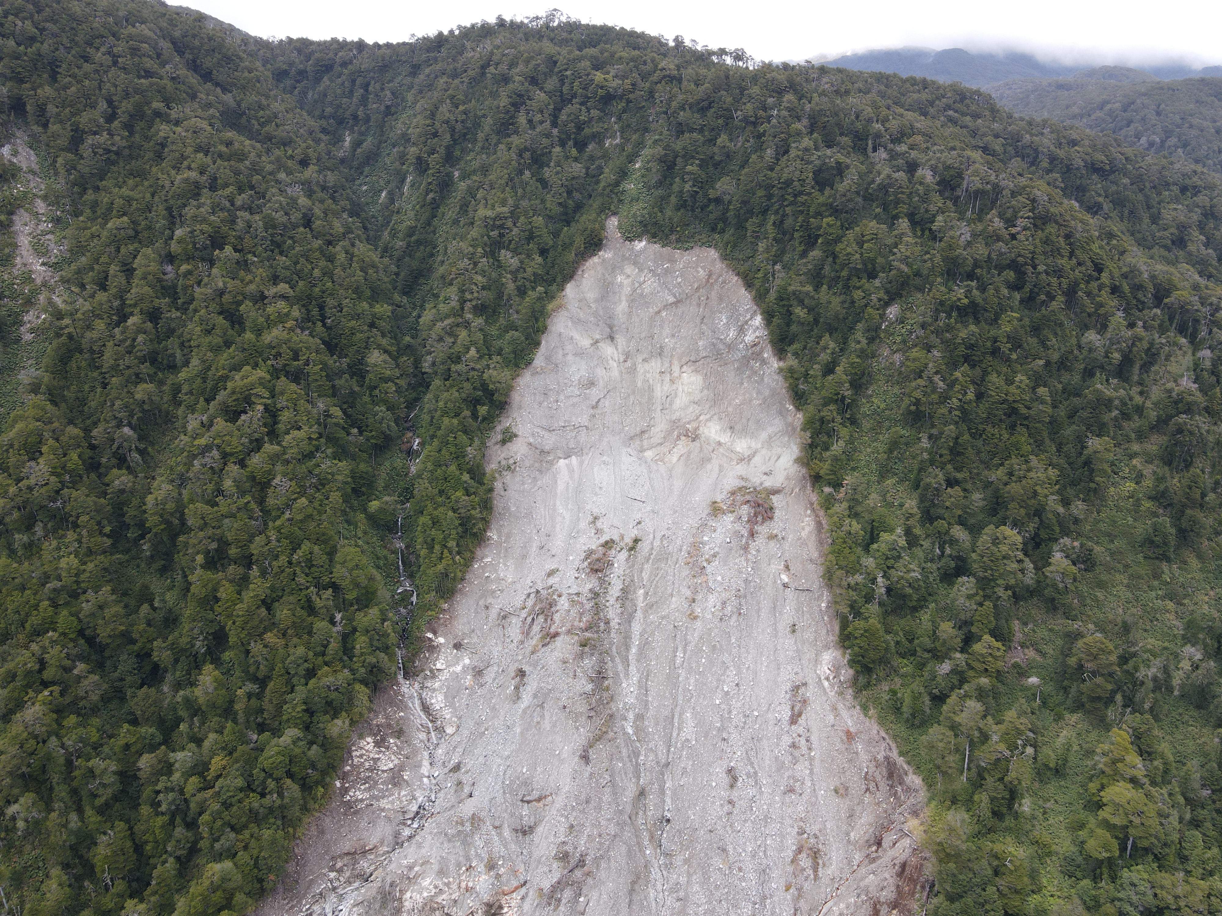 Vista aerea de remocion en masa con cicatriz de deslizamiento en bosque nativo